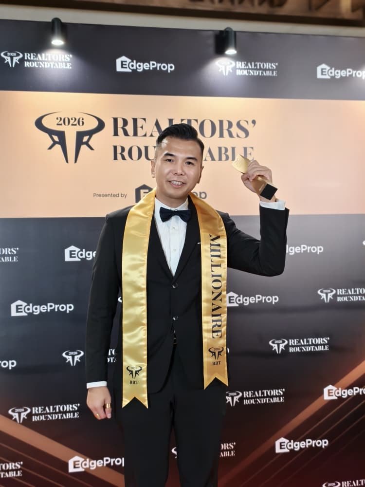 Ken Tck receiving the Millionaire award at the EdgeProp Realtors' Roundtable 2026