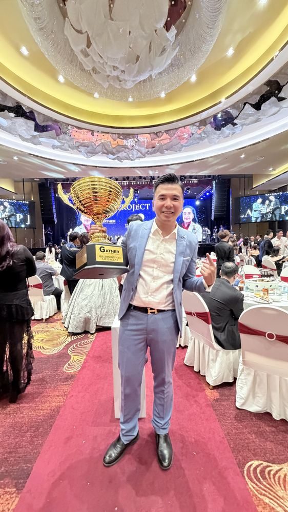 Ken Tck receiving Million Ringgit Sales Agent award Gather Properties